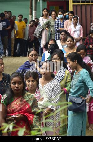 Guwahati, Guwahati, Inde. 7 mai 2024. Les électeurs font la queue pour voter lors de la 3ème phase des élections Lok Sabha 2024 dans un bureau de vote à Guwahati Inde le mardi 7 mai 2024. (Crédit image : © Dasarath Deka/ZUMA Press Wire) USAGE ÉDITORIAL SEULEMENT! Non destiné à UN USAGE commercial ! Banque D'Images