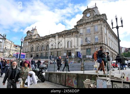 Les gens marchant dans les rues autour de la gare de Port, Portugal Banque D'Images