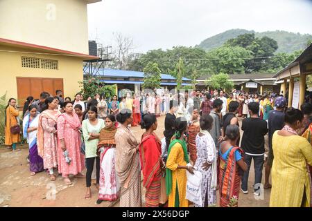 Guwahati, Assam, Inde. 7 mai 2024. GUWAHATI, INDE-MAI 07 : les électeurs font la queue pour déposer leur bulletin de vote dans un bureau de vote lors de la troisième phase de vote des élections générales indiennes, à Guwahati, Inde, le 7 mai 2024. (Crédit image : © Hafiz Ahmed/ZUMA Press Wire) USAGE ÉDITORIAL SEULEMENT! Non destiné à UN USAGE commercial ! Banque D'Images