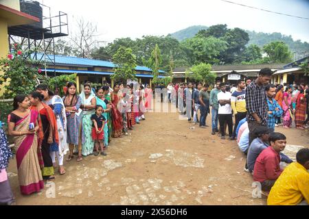 Guwahati, Assam, Inde. 7 mai 2024. GUWAHATI, INDE-MAI 07 : les électeurs font la queue pour déposer leur bulletin de vote dans un bureau de vote lors de la troisième phase de vote des élections générales indiennes, à Guwahati, Inde, le 7 mai 2024. (Crédit image : © Hafiz Ahmed/ZUMA Press Wire) USAGE ÉDITORIAL SEULEMENT! Non destiné à UN USAGE commercial ! Banque D'Images