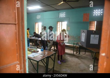 Guwahati, Assam, Inde. 7 mai 2024. GUWAHATI, INDE-MAI 07 : un électeur vote dans un bureau de vote lors de la troisième phase de vote aux élections générales indiennes, à Guwahati le 7 mai 2024. (Crédit image : © Hafiz Ahmed/ZUMA Press Wire) USAGE ÉDITORIAL SEULEMENT! Non destiné à UN USAGE commercial ! Banque D'Images