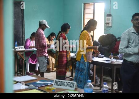 Guwahati, Assam, Inde. 7 mai 2024. GUWAHATI, INDE-MAI 07 : une femme vote dans un bureau de vote lors de la troisième phase de vote aux élections générales indiennes, à Guwahati le 7 mai 2024. (Crédit image : © Hafiz Ahmed/ZUMA Press Wire) USAGE ÉDITORIAL SEULEMENT! Non destiné à UN USAGE commercial ! Banque D'Images