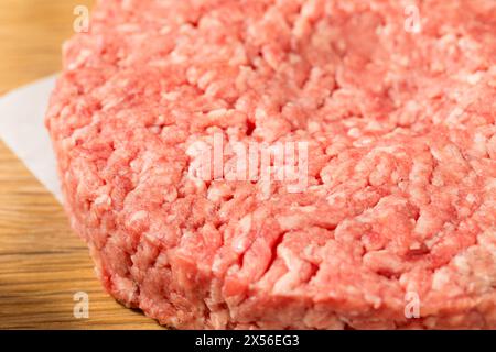 Des hamburgers de bœuf farcis à l'herbe crue prêts à cuire Banque D'Images