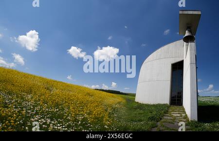 vue pittoresque sur la campagne mettant en valeur l'église moderne Banque D'Images