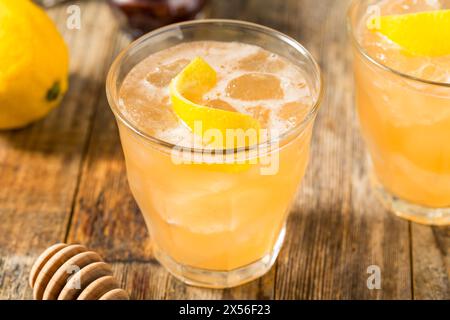 Cocktail rafraîchissant de tequila au miel d'abeilles avec citron Banque D'Images