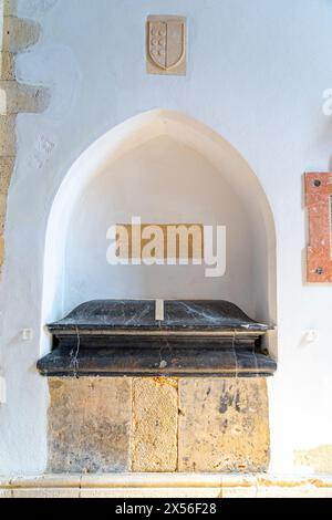 Tombe de Leonor de Menezes, fille des fondateurs du monastère dans la nef intérieure de l'église de São João Alporão. Santarém-Portugal Banque D'Images