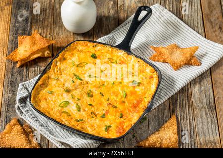 Trempette chaude au crabe au fromage Rangoon avec chips Wonton Banque D'Images