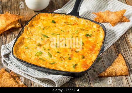 Trempette chaude au crabe au fromage Rangoon avec chips Wonton Banque D'Images