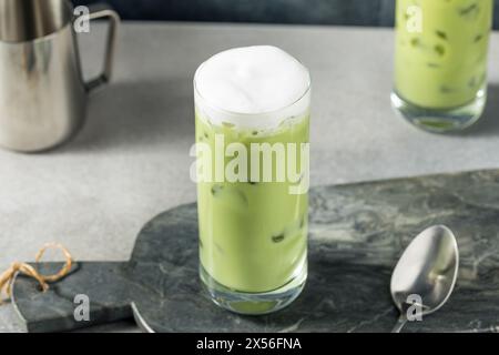 Latte matcha glacé à mousse froide rafraîchissant avec de la glace Banque D'Images