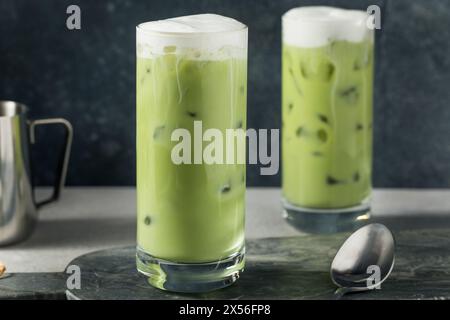 Latte matcha glacé à mousse froide rafraîchissant avec de la glace Banque D'Images