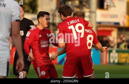 Liam Kelly de Crawley Town (à gauche) célèbre avec ses coéquipiers Jeremy Kelly et Adam Campbell (à droite) après avoir marqué le premier but de leur équipe lors de la demi-finale de la Sky Bet League Two, match de première manche au Broadfield Stadium, Crawley. Date de la photo : mardi 7 mai 2024. Banque D'Images