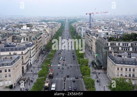 Une vue générale des champs-Elysées prise depuis l’Arc de Triomphe, en prévision des Jeux Olympiques de Paris qui débuteront le 26 juillet. Date de la photo : mardi 7 mai 2024. Banque D'Images