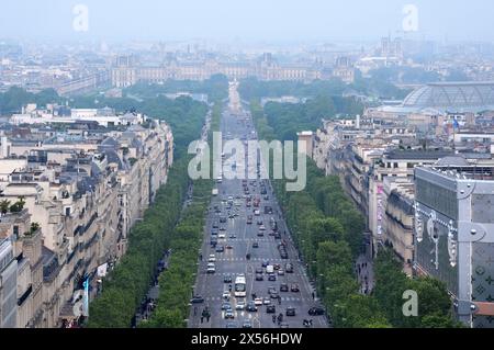 Une vue générale des champs-Elysées prise depuis l’Arc de Triomphe, en prévision des Jeux Olympiques de Paris qui débuteront le 26 juillet. Date de la photo : mardi 7 mai 2024. Banque D'Images