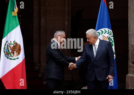 Le premier ministre du Belize, Juan Antonio BriseÃ±o et le président du Mexique, Andres Manuel Lopez Obrador lors de la cérémonie de bienvenue de la visite d'État du Belize au Mexique, dans le Patio Honor au Palais National. (Crédit image : © Luis Barron/eyepix via ZUMA Press Wire) USAGE ÉDITORIAL SEULEMENT! Non destiné à UN USAGE commercial ! Banque D'Images