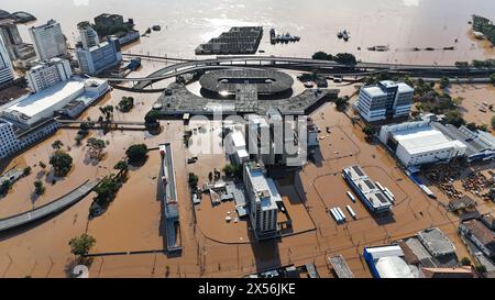 Porto Alegre, Brésil. 07 mai 2024. L'autoroute coule dans l'eau pendant les fortes inondations. Selon les chiffres officiels, environ 850 000 habitants de 340 villes de l'État du Rio Grande do Sul sont touchés par les inondations. Crédit : Carlos Macedo/dpa/Alamy Live News Banque D'Images