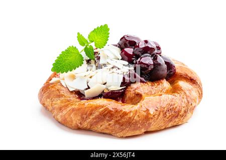 Pain de pâte feuilletée aux cerises fait maison isolé sur blanc Banque D'Images