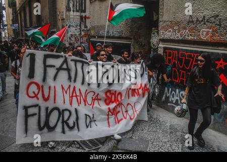 Napoles, Italie. 07 mai 2024. Les étudiants défilent dans les rues principales de Naples en brandissant des drapeaux et une banderole lors d'une manifestation de solidarité avec la Palestine. Les étudiants de Federico II rejoignent le cri des campus américains et entrent dans la cour de la Porta di Massa équipée de tentes et de drapeaux palestiniens en soutien. Le cri des étudiants du monde entier est également adressé à leurs gouvernements. Crédit : SOPA images Limited/Alamy Live News Banque D'Images