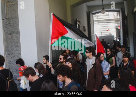 Napoles, Italie. 07 mai 2024. Les étudiants défilent dans les rues principales de Naples en brandissant des drapeaux lors d'une manifestation de solidarité avec la Palestine. Les étudiants de Federico II rejoignent le cri des campus américains et entrent dans la cour de la Porta di Massa équipée de tentes et de drapeaux palestiniens en soutien. Le cri des étudiants du monde entier est également adressé à leurs gouvernements. Crédit : SOPA images Limited/Alamy Live News Banque D'Images