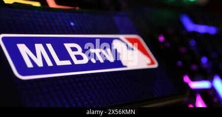 Viersen, Allemagne - 1er mai. 2024 : gros plan de smartphone avec lettrage logo de la chaîne de télévision MLB sur le clavier de l'ordinateur Banque D'Images