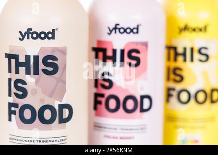 Stuttgart, Allemagne - 29 février 2024 : Yfood C'est de la nourriture buvant repas différentes variétés en bouteilles à Stuttgart, Allemagne. Banque D'Images