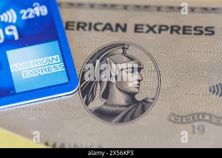 Stuttgart, Allemagne - 30 avril 2024 : carte de crédit Platinum d'American Express Amex pour payer en arrière-plan à Stuttgart, Allemagne. Banque D'Images