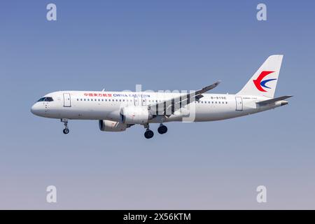 Shanghai, Chine - 9 avril 2024 : le premier avion COMAC C919 de China Eastern a été entièrement développé en Chine sous le numéro d'immatriculation B-919E à Hongqiao Banque D'Images