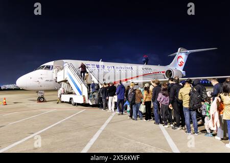 Shanghai, Chine - 1er avril 2024 : premier avion COMAC ARJ21-700 conçu et construit par OTT Airlines avec l'immatriculation B-653S à Pudong Airpor Banque D'Images