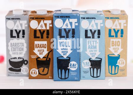 Stuttgart, Allemagne - 4 mars 2024 : Oatly Vegan lait d'avoine substitut de différentes variétés à Stuttgart, Allemagne. Banque D'Images