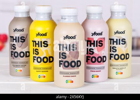 Stuttgart, Allemagne - 29 février 2024 : Yfood C'est de la nourriture buvant repas différentes variétés en bouteilles à Stuttgart, Allemagne. Banque D'Images