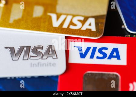 Stuttgart, Allemagne - 1er mai 2024 : cartes de crédit VISA à payer comme arrière-plan à Stuttgart, Allemagne. Banque D'Images