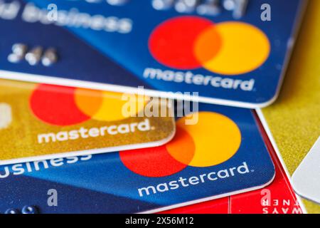 Stuttgart, Allemagne - 1er mai 2024 : cartes de crédit Mastercard à payer en arrière-plan à Stuttgart, Allemagne. Banque D'Images