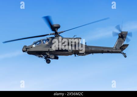 Stuttgart, Allemagne - 29 janvier 2024 : un hélicoptère Boeing Apache Guardian de l'armée des États-Unis avec le numéro d'enregistrement 22-03456 à l'aéroport Banque D'Images