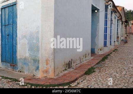 248 façade pelable d'une maison coloniale sur un coin de rue non identifié dans le quartier Plaza Mayor Square avec le numéro 251B sur une porte bleue. Trinidad-Cuba. Banque D'Images