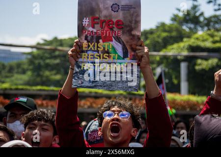 Bandung, Java occidental, Indonésie. 7 mai 2024. Les étudiants manifestants pro-palestiniens se rassemblent pour manifester leur solidarité avec les Palestiniens, exigeant la fin des attaques israéliennes et du génocide contre Gaza à Bandung. (Crédit image : © Algi Febri Sugita/ZUMA Press Wire) USAGE ÉDITORIAL SEULEMENT! Non destiné à UN USAGE commercial ! Banque D'Images