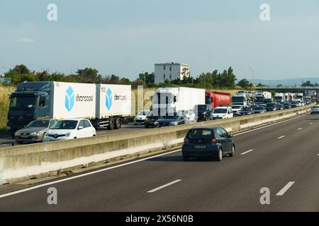 Vaugry Gard, France - 30 mai 2023 : une autoroute encombrée remplie de trafic dense longe d'imposants bâtiments urbains, mettant en valeur l'agitation et le b Banque D'Images