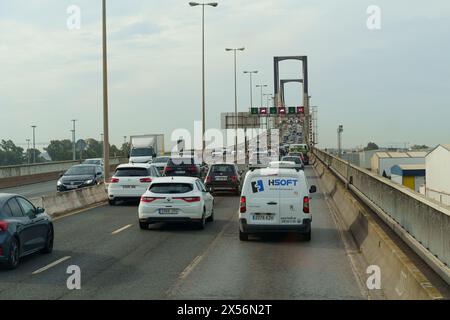 Séville, Espagne - 1er juin 2023 : une autoroute encombrée avec de nombreux véhicules de différentes tailles se déplaçant lentement dans différentes voies, créant un sce bourré Banque D'Images