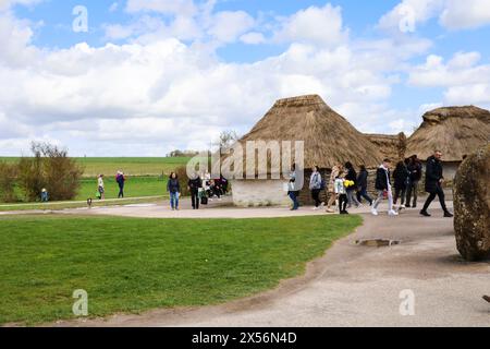 Salisbury, Angleterre- 30 mars 2024 : recréation de maisons néolithiques au centre d'accueil de Stonehenge à Salisbury, Angleterre Banque D'Images