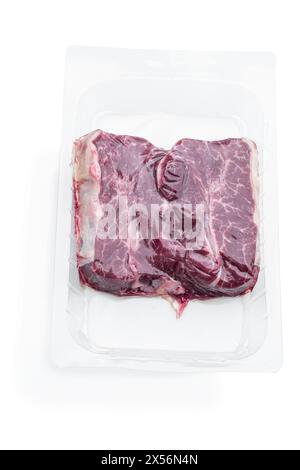 Steak de bœuf emballé sous vide isolé sur blanc Banque D'Images