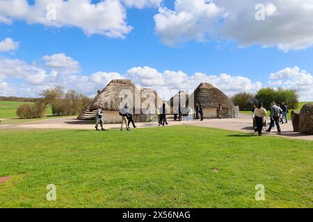 Salisbury, Angleterre- 30 mars 2024 : recréation de maisons néolithiques au centre d'accueil de Stonehenge à Salisbury, Angleterre Banque D'Images