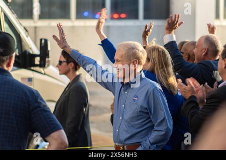 Bill Nelson, administrateur de la NASA, fait des vagues aux astronautes Banque D'Images