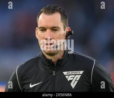 Londres, Royaume-Uni. 06 mai 2024 - Crystal Palace v Manchester United - premier League - Selhurst Park. L'arbitre Jared Gillett porte pour la première fois une caméra montée sur la tête pendant le match. Crédit photo : Mark pain / Alamy Live News Banque D'Images