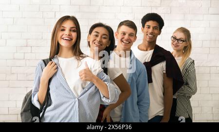 Groupe de jeunes étudiants divers souriant ensemble Banque D'Images