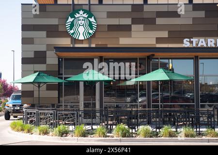 Extérieurs des cafés Starbucks modernes avec guichets du drive-in, situés dans les centres commerciaux. Banque D'Images