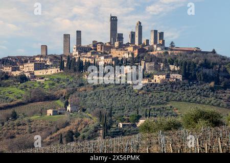 San Gimignano, une ville toscane sur les collines, et la ligne d'horizon médiévale avec ses tours emblématiques. Banque D'Images