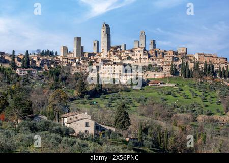 San Gimignano, une ville toscane sur les collines, et la ligne d'horizon médiévale avec ses tours emblématiques. Banque D'Images