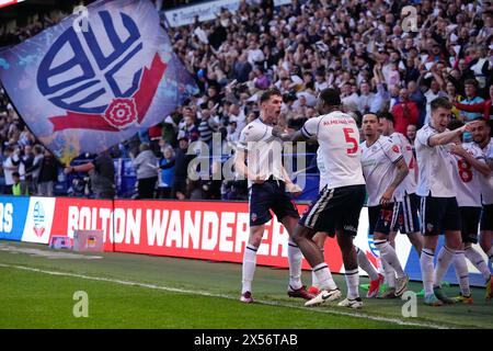 7 mai 2024 ; Toughsheet Community Stadium, Bolton, Greater Manchester, Angleterre; EFL League One Play Off Football, Bolton Wanderers contre Barnsley ; Eoin Toal de Bolton Wanderers célèbre avec Ricardo Santos de Bolton Wanderers après avoir marqué son but pour en faire 2-1 Banque D'Images