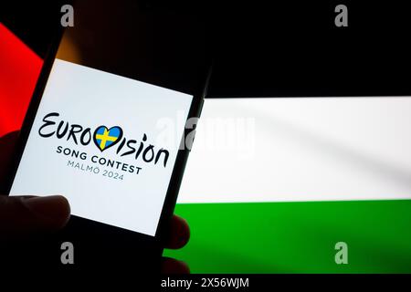 Athènes, Grèce. 07 mai 2024. Le logo Eurovision 2024 est affiché sur un écran de smartphone à côté du drapeau de la Palestine sur un écran d'ordinateur à Athènes, en Grèce, le 7 mai 2024. (Illustration photo par Nikolas Kokovlis/NurPhoto)0 crédit : NurPhoto SRL/Alamy Live News Banque D'Images