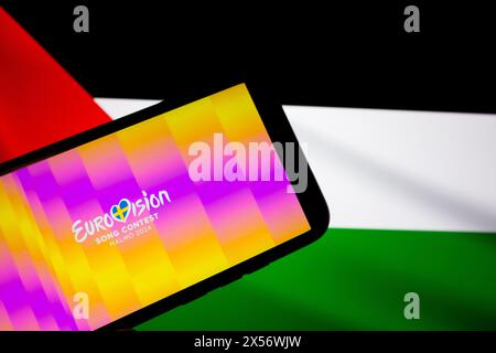 Athènes, Grèce. 07 mai 2024. Le logo Eurovision 2024 est affiché sur un écran de smartphone à côté du drapeau de la Palestine sur un écran d'ordinateur à Athènes, en Grèce, le 7 mai 2024. (Illustration photo par Nikolas Kokovlis/NurPhoto)0 crédit : NurPhoto SRL/Alamy Live News Banque D'Images