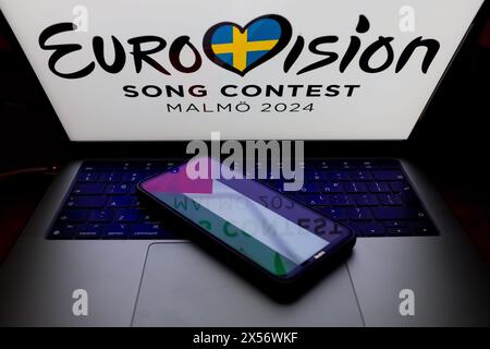 Athènes, Grèce. 07 mai 2024. Un écran de smartphone affiche le drapeau de la Palestine, et un écran d'ordinateur affiche le logo Eurovision 2024 à Athènes, en Grèce, le 7 mai 2024. (Illustration photo par Nikolas Kokovlis/NurPhoto) crédit : NurPhoto SRL/Alamy Live News Banque D'Images