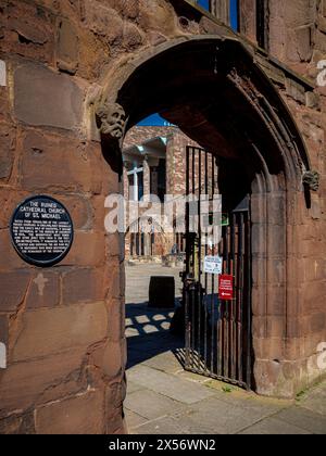 Entrée à la cathédrale St Michaels en ruines à Coventry à côté du nouveau bâtiment de la cathédrale de Coventry. Ruine Cathédrale église de St Michael Coventry. Banque D'Images